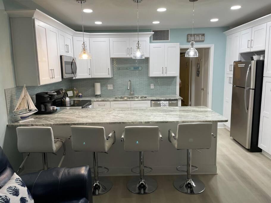 Beachfront Condo On Quiet Treasure Island- 1 Bed St. Pete Beach Exteriör bild