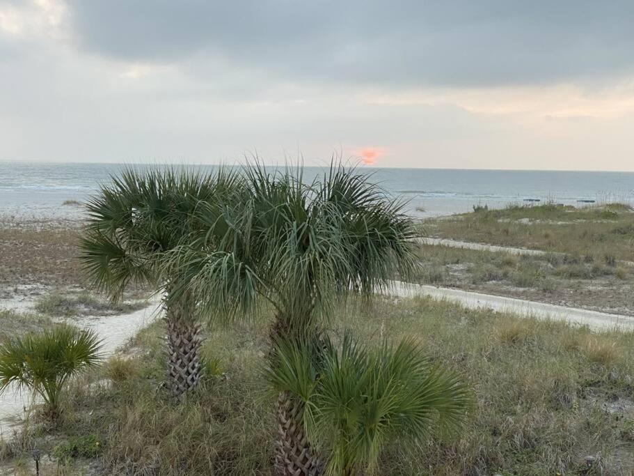 Beachfront Condo On Quiet Treasure Island- 1 Bed St. Pete Beach Exteriör bild