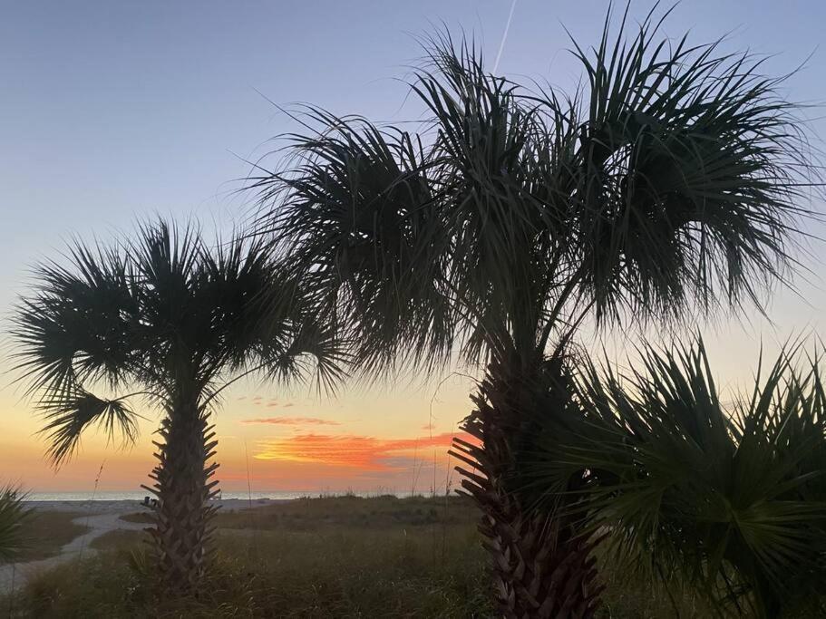 Beachfront Condo On Quiet Treasure Island- 1 Bed St. Pete Beach Exteriör bild